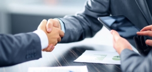 picture-of-Client-and-real-estate-attorney-shaking-hands-at-meeting